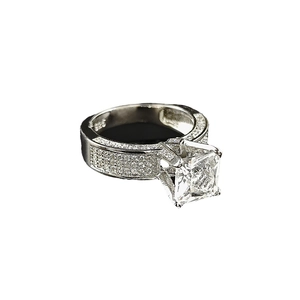 Eleganter S925 Silberring mit quadratischem Zirkon im Prinzessschliff und Mikropavé-Besatz