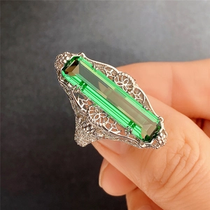 Bague vintage en argent avec grand zircon vert rectangulaire et motifs filigranés