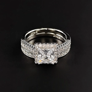 Luxuriöser S925 Silberring mit großem quadratischem Zirkon und Pavé-Diamanten