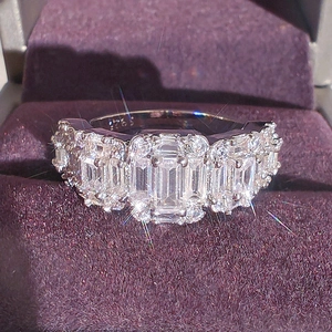 Minimalistische S925 zilveren ring met rechthoekige zirkonia's in een fluwelen doosje