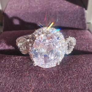 Anillo de diamante ovalado con engaste halo en una caja de joyas de terciopelo morado