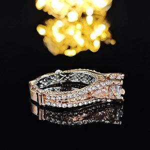 Vintage Luxusring mit Mikropavé-Zirkonia, zweifarbigem Roségold und hohlem Muster