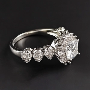 Eleganter Blumenring mit Zirkonia-Diamant und großem quadratischem Hauptstein für Damen