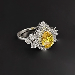 Eleganter Ring mit gelbem Zirkonia im Birnenschliff und weißvergoldetem Finish
