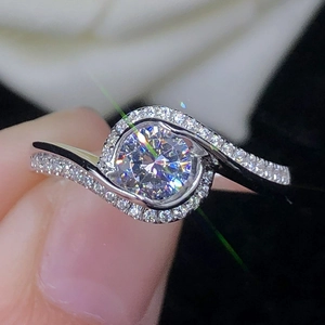 Eleganter Verlobungsring mit 1 Karat Zirkonia und gedrehtem Band aus Sterling Silber