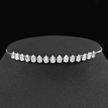 Macro del bracciale tennis con zirconi taglio marquise su supporto in velluto nero