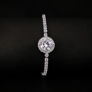 Macro-opname van een S925 zilveren halo-ring met een ronde steen en pavé-gezette band