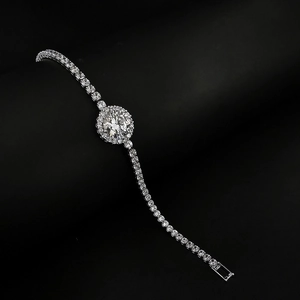 Fonkelende tennisarmband met een grote ronde halo-diamant en veilige sluiting