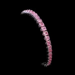 Elegante bracciale tennis in argento con una fila di zirconi rosa quadrati dal taglio fine