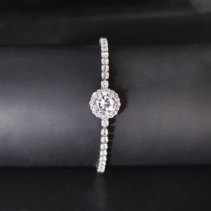 Macro-opname van een halo-armband met grote middensteen en kleine pavé-diamanten