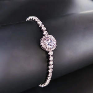 Macro-opname van zilveren halo-armband met ronde steen en pavé gezette diamanten ketting