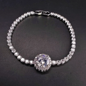 Macro-opname van een zilveren halo tennisarmband met een groot kristal en zirkonia details