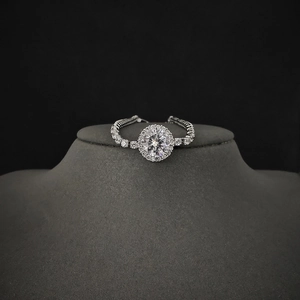 Fonkelende zilveren halo armband met een grote ronde diamant en zijwaartse pavé-zetting