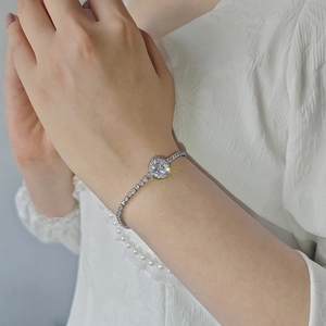 Elegante tennisarmband voor dames met een grote ronde diamant aan een fijne ketting
