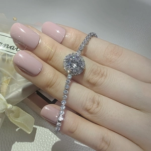 Macro-opname van een sprankelende zilveren ronde halo-diamanten armband om pols