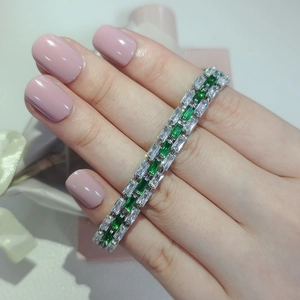 Lussuoso bracciale tennis con tre file di cristalli di zirconia cubica verdi e trasparenti