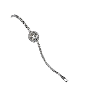 Detail van een ronde halo middenstuk op een schitterende zilveren tennisarmband