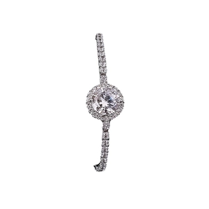 Elegante halo ring met een ronde briljant geslepen steen en zilveren pavé band