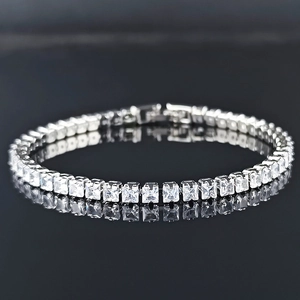 Elegante bracciale tennis in argento con zirconi a taglio quadrato e classica montatura a quattro griffe