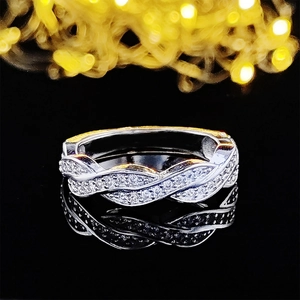 Elegante anello in argento sterling 925 con pavé di micro-zirconi bianchi intrecciati