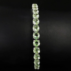 Dettaglio di pietre preziose verde menta con montatura in argento per questo bracciale elegante