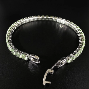 Dettaglio del bracciale tennis con pietre verde menta e chiusura di sicurezza argentata