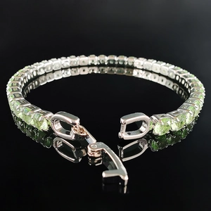 Dettaglio macro del bracciale tennis verde menta con pietre rotonde e chiusura a scatto