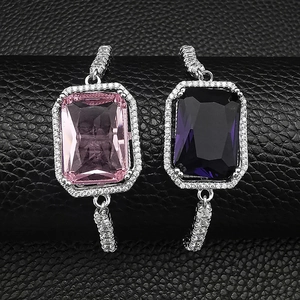 Vue détaillée de bracelets à maillons argentés avec pierres précieuses roses et violettes
