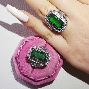 Anello vintage con smeraldo verde, micro-diamanti e scatola di velluto rosa