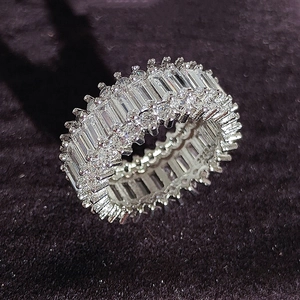 Detaillierte Makroansicht des S925-Stempels und der Baguette-Steine auf dem Ringband