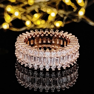 Makroaufnahme der Roségold-Ringschiene mit Baguette- und Rundschliff-Kristallen