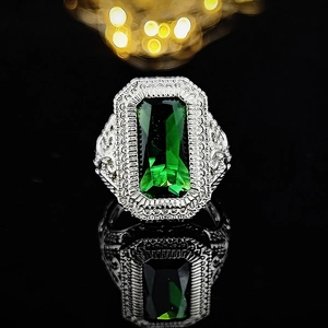 Anello vintage con gemma verde taglio smeraldo e incisione floreale in argento traforato