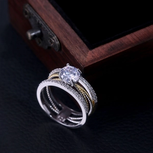 Bague élégante en argent 925 à trois couches avec zircon blanc et détail torsadé