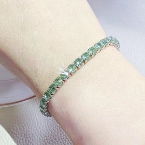 Elegante bracciale tennis verde menta con gemme a taglio rotondo in argento