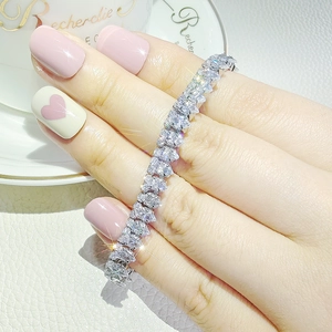 Elegante bracciale tennis con zirconi taglio marquise su una fascia in metallo argentato
