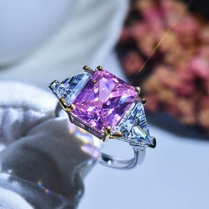 Bague trois pierres avec zircon rose taille radiant et pierres latérales triangles