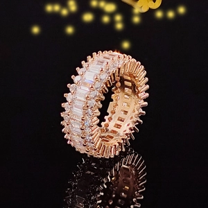 Luxuriöser breiter Ring aus Roségold mit Reihen von Zirkoniasteinen und glänzendem Finish