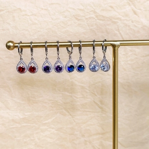 Boucles d'oreilles larmes en quatre couleurs sur un support métallique doré chic