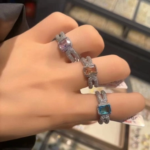 Anillos de boda de lujo con piedras rectangulares en púrpura, champán y azul