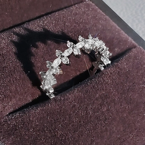 Verstelbare klavertje vier ring in zilver met fonkelende zirkonia steentjes