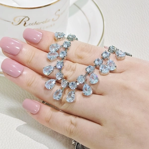 Elegantes Vintage-Luxus-Halskette mit hellblauen Zirkonia im Birnenschliff und Silberfassung