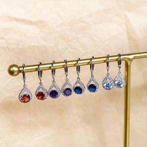 Boucles d'oreilles larmes élégantes avec cristaux pavés et pierres rondes colorées