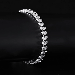 Lussuoso bracciale in zirconi taglio marquise con castone argento su espositore nero