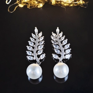 Elegante zilveren bladhangers met fonkelende steentjes en een witte parel voor dames