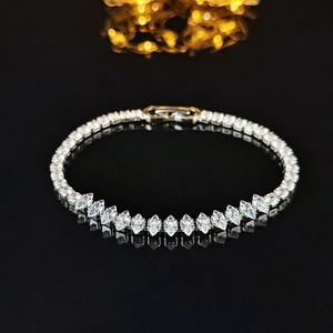Dettaglio del bracciale tennis con zirconi taglio marquise e finitura color argento