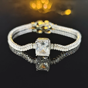 Elegante zilveren armband met een grote emerald-cut zirkoon en geplaveide stenen op zwart