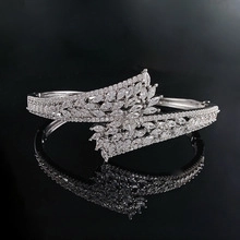 Makroaufnahme der silbernen Blattranke mit marquise- und rundgeschliffenen Zirkoniasteinen