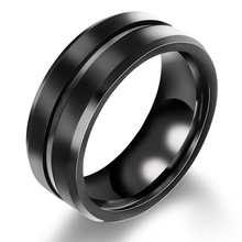 Detail eines schwarzen Titanstahlrings mit zentraler Nut und polierten abgeschrägten Kanten