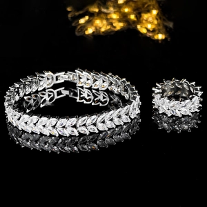 Elegantes silbernes Schmuckset mit Markiseschliff Kristallen auf reflektierender Oberfläche