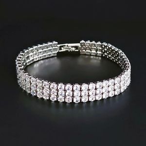 Lussuoso bracciale tennis a tre file con zirconi cubici in una montatura argentata